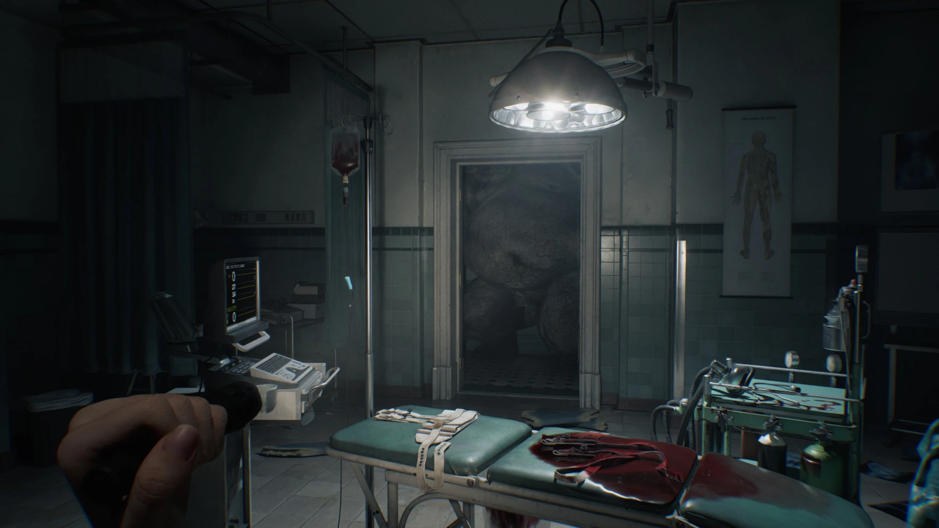 Resident Evil - Requiem - un'inquietante sala operatorio con un mostro dietro la porta