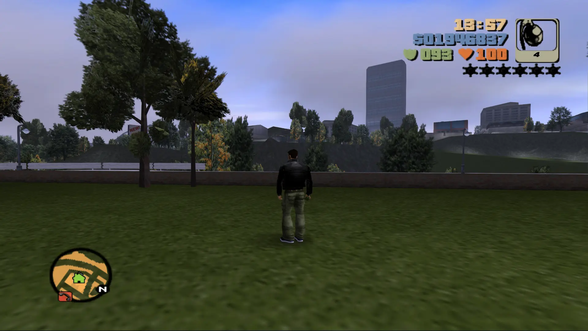 Grand Theft Auto III (GTA III) il protagonista Claude in un parco mentre guarda la città