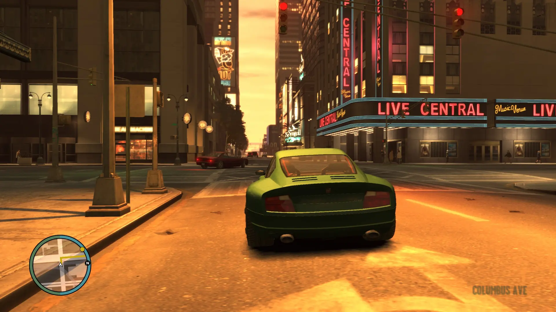 Grand Theft Auto IV - macchina sportiva verde in Algonquin vicino a un teatro di live show