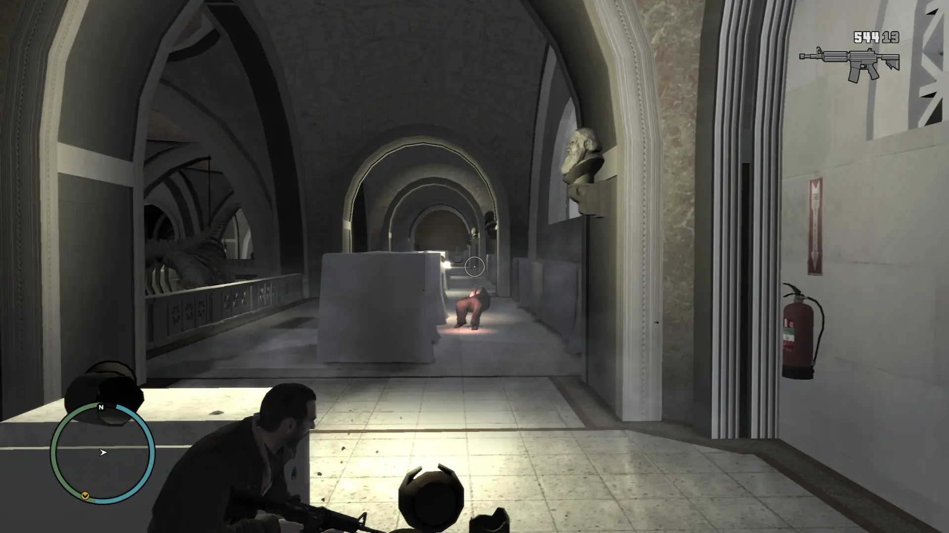 Grand Theft Auto IV - Niko combatte in un museo e spara con un M16